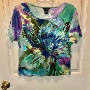RAAKHEE Women’s Short Sleeve Print Crop Top. Sz LP.